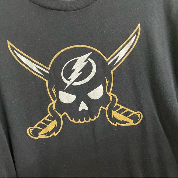 Exclusive Lightning Gasparilla Women’s Crop Top 2022 Tampa Bay Pirate Shirt - Picture 2 of 12